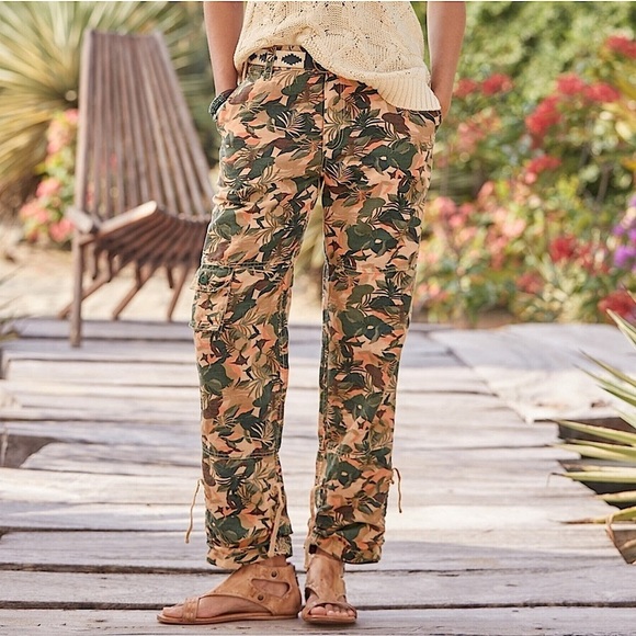 Sundance Lagoon Camo Linen Blend Convertible Cargo High Rise Ankle Pant Green 6 - Picture 1 of 9